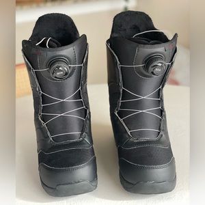 Burton women Mint boa snowboard boots.